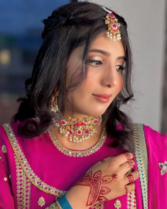 Mehndi bride in pink with henna hands