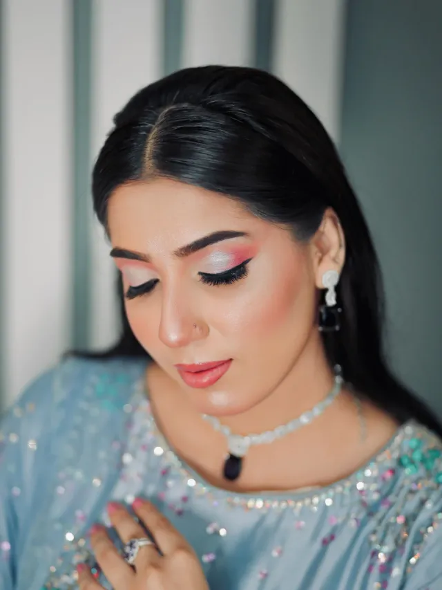 Makeup look — pink silver eyeshadow glossy lips
